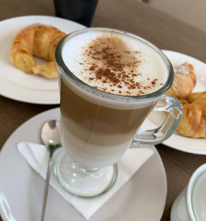 Café con croissants en Bom Pain
